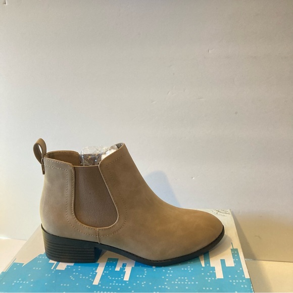 NWT Faux suede ankle boots - Picture 3 of 5